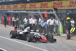 Romain Grosjean, Haas F1 Team VF-18 detenido en el pit lane durante la calificación