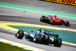 Sebastian Vettel, Ferrari SF70H, Valtteri Bottas, Mercedes AMG F1 W08