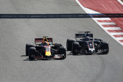 Max Verstappen, Red Bull Racing RB13, Romain Grosjean, Haas F1 Team VF-17