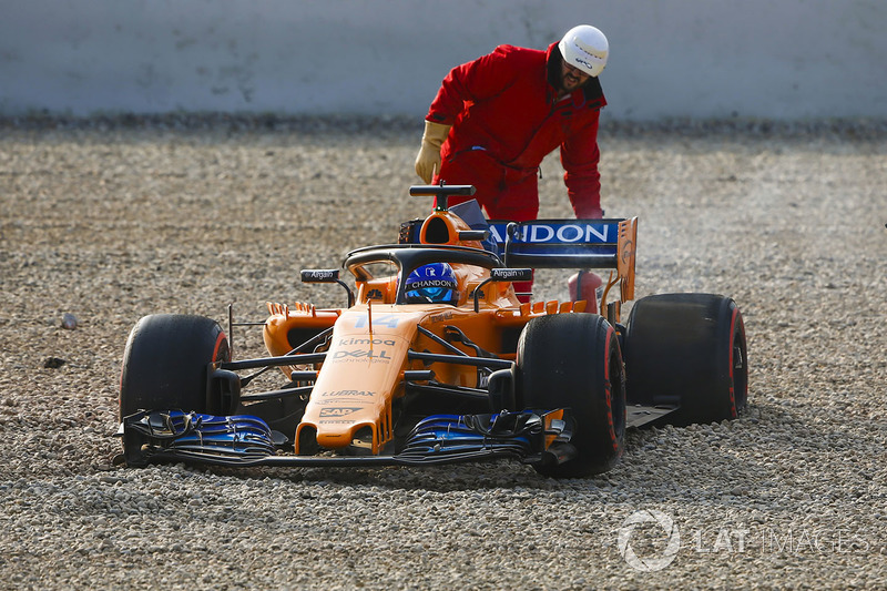 Fernando Alonso, McLaren MCL33, lastik sorununun ardından kum havuzunda