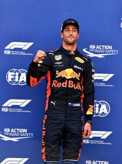 Il poleman Daniel Ricciardo, Red Bull Racing festeggia nel parco chiuso