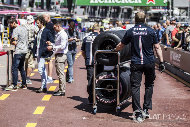 Mécanicien Force India F1 et pneus Pirelli