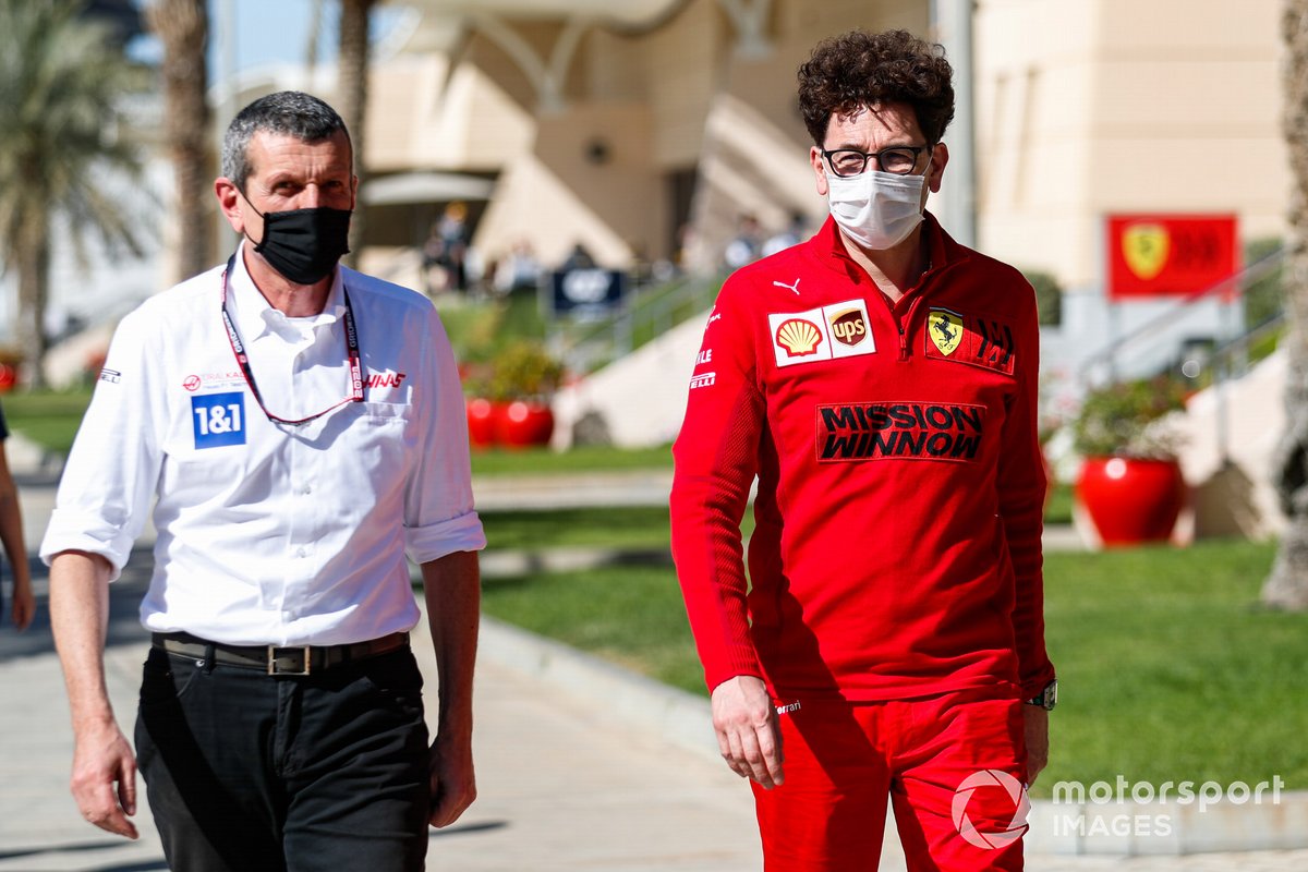 Guenther Steiner, Team Principal, Haas F1, bersama Mattia Binotto, Team Principal, Ferrari
