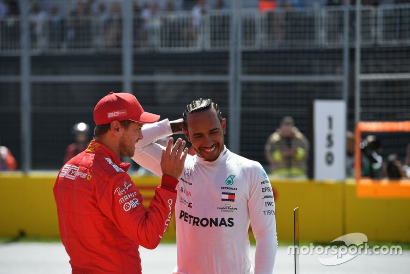 Ganador de la pole Sebastian Vettel, Ferrari, Lewis Hamilton, Mercedes AMG F1 en la calificación