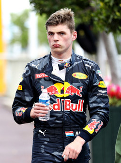 Max Verstappen, Red Bull Racing wandelt terug naar de pits