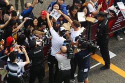 Fernando Alonso, McLaren en Jenson Button, McLaren signeren handtekeningen voor de fans