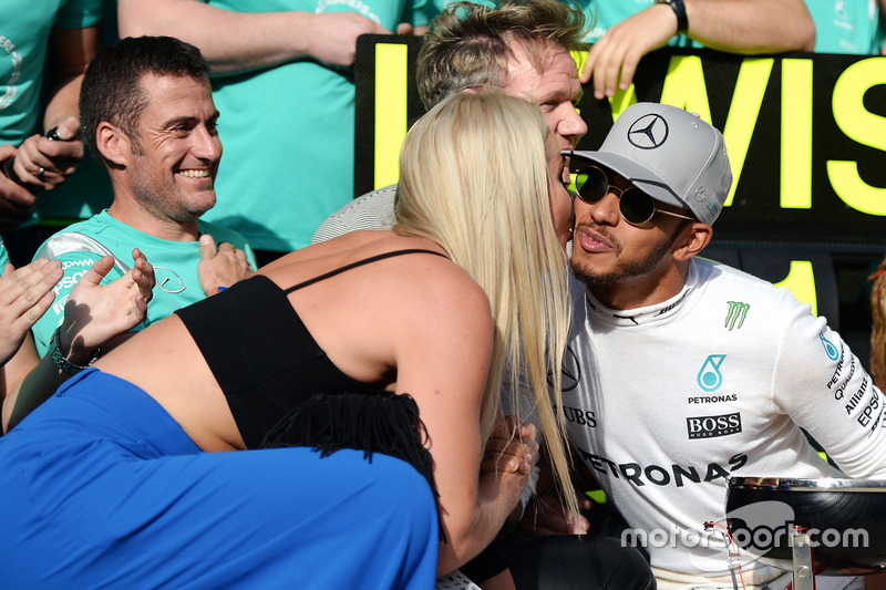 (Зліва направо): Переможець гонки Льюїс Хемілтон, Mercedes AMG F1 святкує із Ліндсі Вонн, колишньою