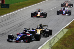 Daniil Kvyat, Scuderia Toro Rosso STR12, Nico Hulkenberg, Renault Sport F1 Team RS17