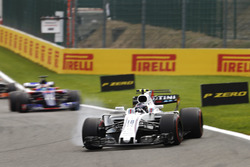 Lance Stroll, Williams FW40, locks a wheel ahead of Daniil Kvyat, Scuderia Toro Rosso STR12