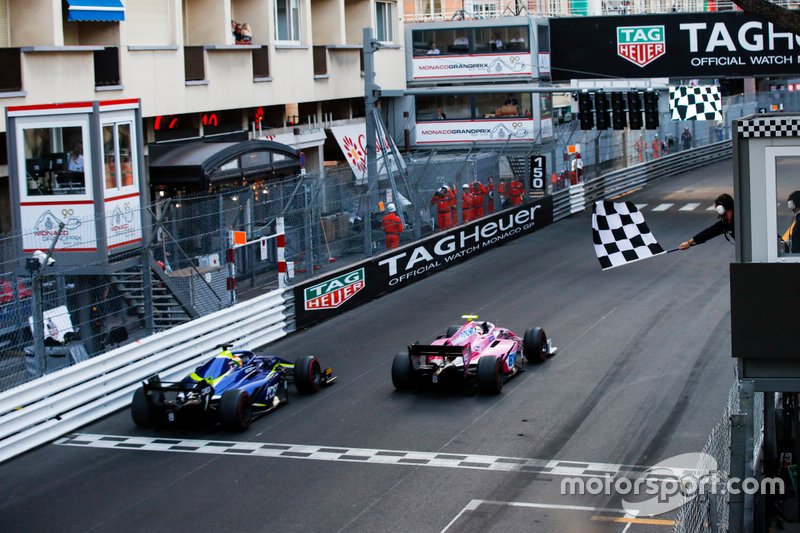 Le vainqueur Anthoine Hubert, Arden et Louis Deletraz, Carlin franchissent la ligne