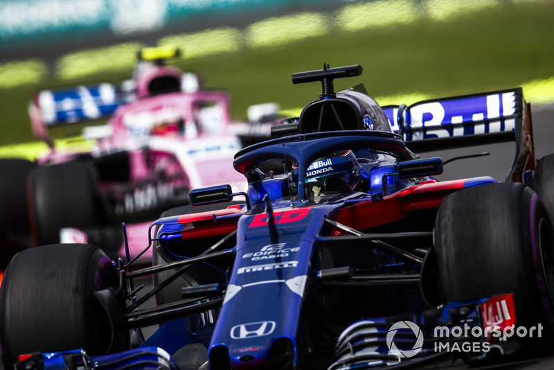 Brendon Hartley, Toro Rosso STR13, devant Esteban Ocon, Racing Point Force India VJM11