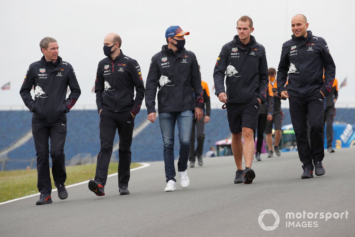 Pembalap Red Bull Racing Max Verstappen melakukan track walk bersama tim mekaniknya di Sirkuit Zandvoort.