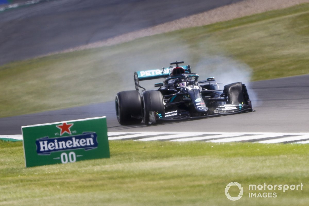 Lewis Hamilton, Mercedes-AMG F1 con un neumático pinchado
