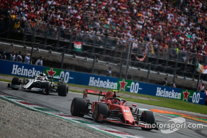 Charles Leclerc vezeti az Olasz Nagydíjat 2019-ben.