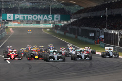 Lewis Hamilton, Mercedes AMG F1, W07 Hybrid, führt nach dem Start