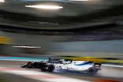 Romain Grosjean, Haas F1 Team VF-17, ve Lance Stroll, Williams FW40