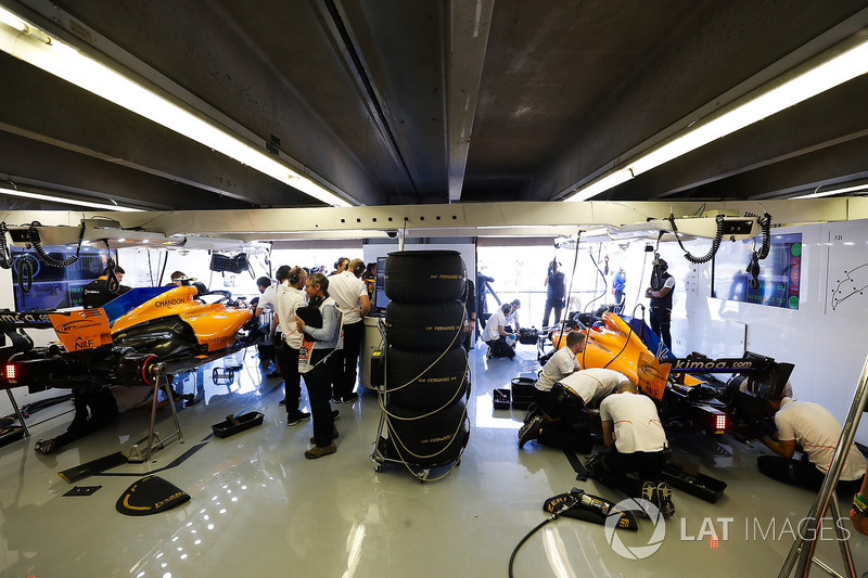 Ingenieros trabajan en los coches de Fernando Alonso, McLaren MCL33, y Stoffel Vandoorne, McLaren MCL33,
