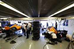 Ingegneri al lavoro sulle monoposto di Fernando Alonso, McLaren MCL33, e Stoffel Vandoorne, McLaren MCL33,