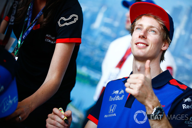Brendon Hartley, Toro Rosso, taraftarlara imza dağıtıyor