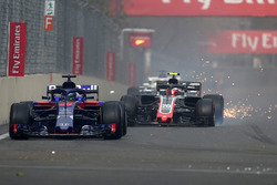 Пьер Гасли, Scuderia Toro Rosso STR13, и Кевин Магнуссен, Haas F1 Team VF-18, после столкновения