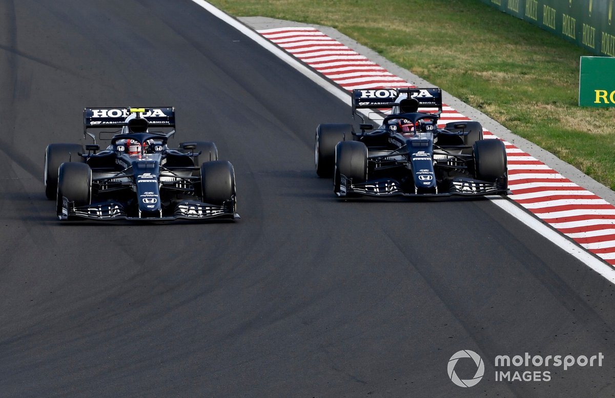 Pierre Gasly, AlphaTauri AT02, se bat avec Yuki Tsunoda, AlphaTauri AT02