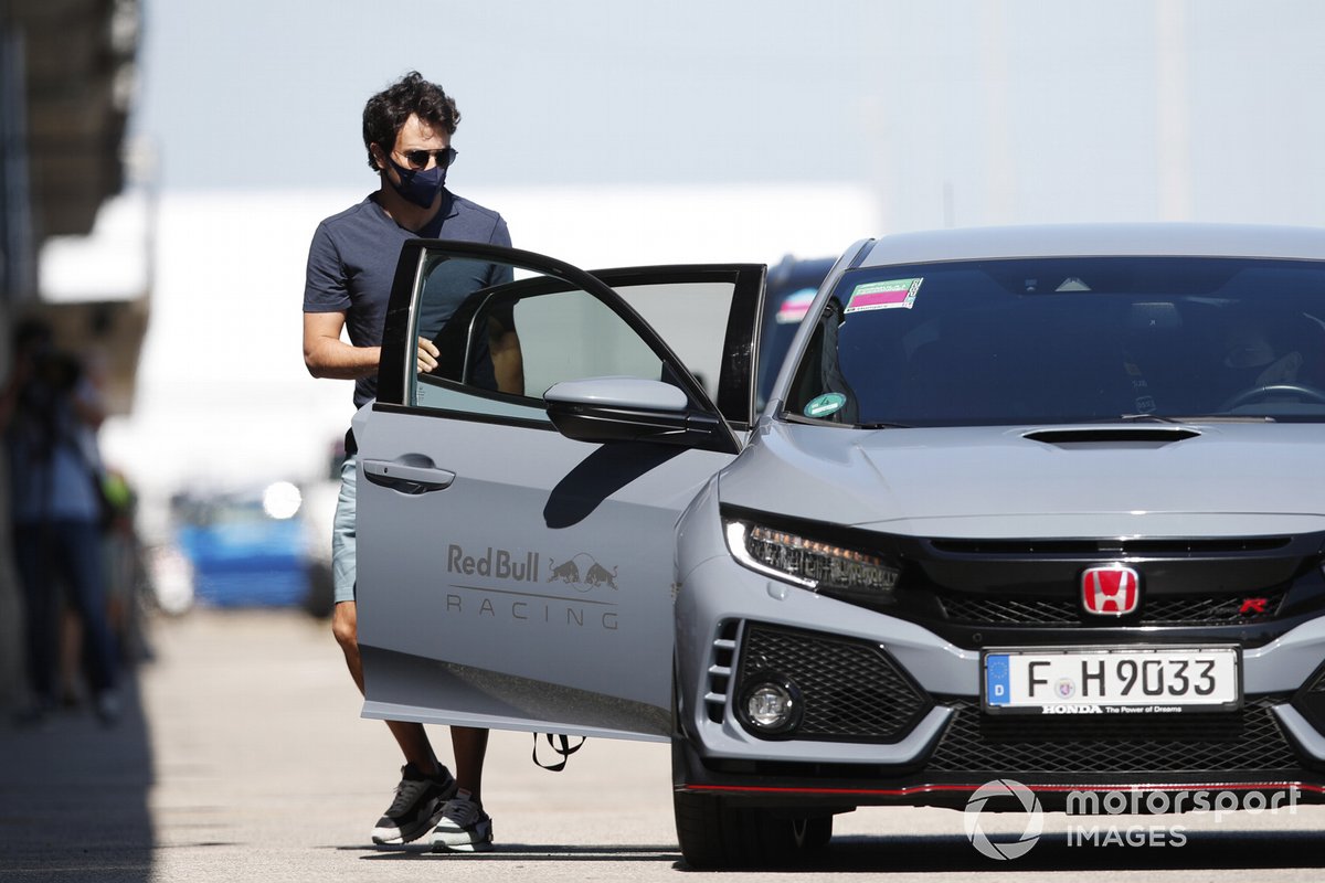 Sergio Perez, Red Bull Racing, tiba di sirkuit menggunakan Honda Civic Type R