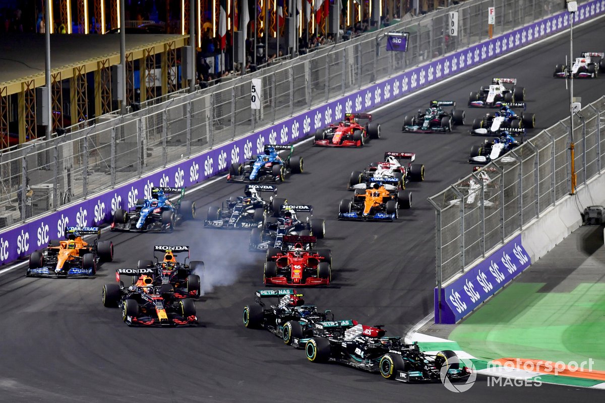 Lewis Hamilton, Mercedes W12, Valtteri Bottas, Mercedes W12, Max Verstappen, Red Bull Racing RB16B, Sergio Perez, Red Bull Racing RB16B, Charles Leclerc, Ferrari SF21, and the rest of the field at the start