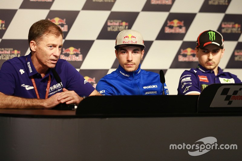 Lin Jarvis, junto a Maverick Viñales y Jorge Lorenzo en 2016