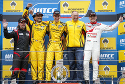 Podium: Sieger Nicky Catsburg, LADA Sport Rosneft, Lada Vesta; 2. Gabriele Tarquini, LADA Sport Rosn