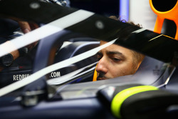 Daniel Ricciardo, Red Bull Racing RB12 met het aeroscreen