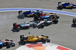 Startcrash met Marcus Ericsson, Sauber C35, Rio Haryanto, Manor Racing MRT05, Esteban Gutierrez, Haa