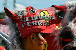 Cappello di un fan della Ferrari