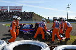 Marshals and race retiree Carlos Sainz Jr., Scuderia Toro Rosso STR12