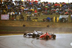 Michael Schumacher, Ferrari F310 in gevecht met Jacques Villeneuve, Williams FW18 Renault