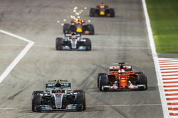 Valtteri Bottas, Mercedes F1 W08; Sebastian Vettel, Ferrari SF70H; Lewis Hamilton, Mercedes F1 W08;