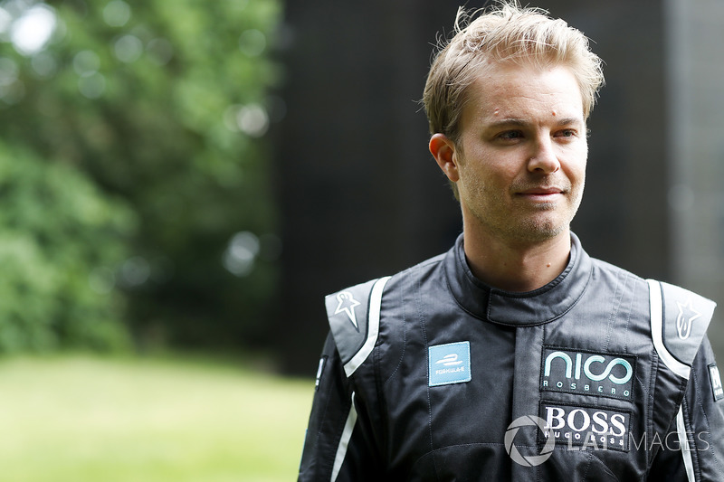Formula 1 şampiyonu Nico Rosberg Gen 2 Formula E aracıyla sürüş yapıyor
