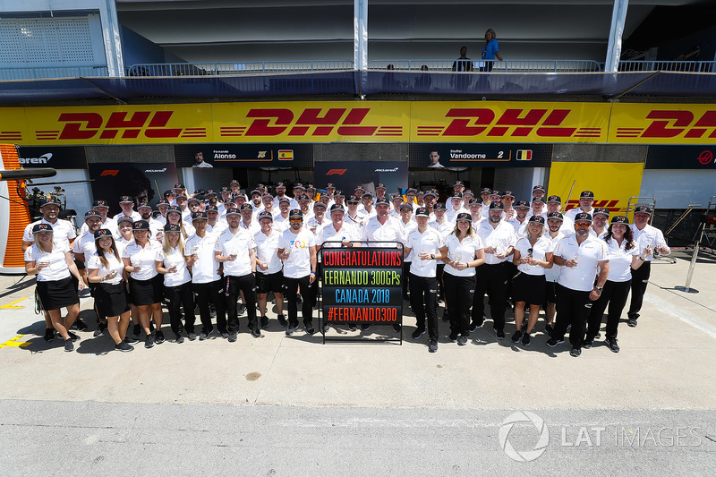 Il team McLaren si congratula con Fernando Alonso, McLaren, per aver raggiunto il traguardo dei 300 Gran Premi