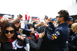 Daniel Ricciardo, Red Bull Racing, firma autógrafos para fanáticos