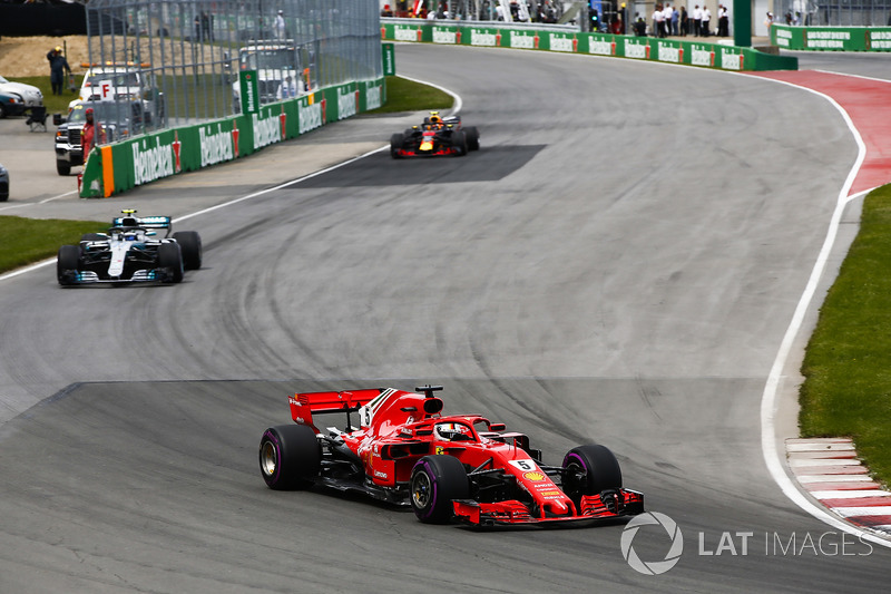 Sebastian Vettel, Ferrari SF71H, precede Valtteri Bottas, Mercedes AMG F1 W09, e Max Verstappen, Red Bull Racing