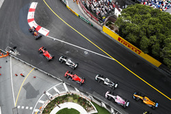 Daniel Ricciardo, Red Bull Racing RB14, precede Sebastian Vettel, Ferrari SF71H, Lewis Hamilton, Mercedes AMG F1 W09, Kimi Raikkonen, Ferrari SF71H, Valtteri Bottas, Mercedes AMG F1 W09, Esteban Ocon, Force India VJM11, e Fernando Alonso, McLaren MCL33, alla partenza