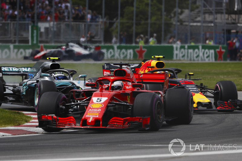Sebastian Vettel, Ferrari SF71H, precede Valtteri Bottas, Mercedes AMG F1 W09 e Max Verstappen, Red Bull Racing RB14