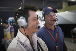 Toto Wolff, director ejecutivo de Mercedes AMG F1, con Rubens Barrichello