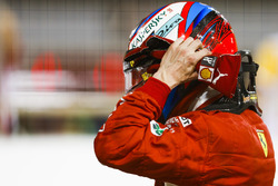 Sıralama turlarında 2. Kimi Raikkonen, Ferrari, kaskını çıkartıyor