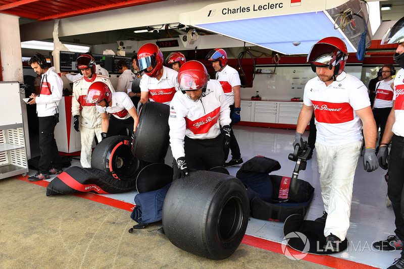 Sauber mechanics with Pirelli tyres