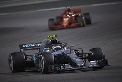 Valtteri Bottas, Mercedes AMG F1 W09, Kimi Raikkonen, Ferrari SF71H