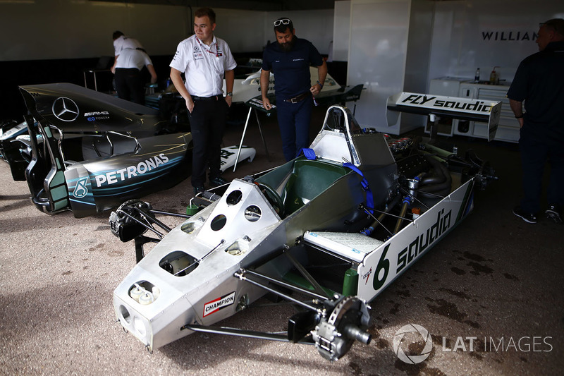 Williams and Mercedes team members next to a 1982 Keke Rosberg Williams FW08 Ford Cosworth and 2016 Nico Rosberg Mercedes W07