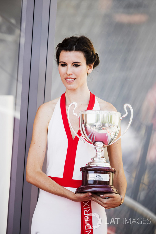 Chicas con los trofeos