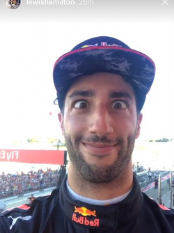 Daniel Ricciardo, Red Bull Racing, podyumda Lewis Hamilton, Mercedes AMG F1'in telefonunu ele geçiri