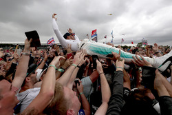 Il vincitore della gara Lewis Hamilton, Mercedes AMG F1 W08 festeggia con i fan
