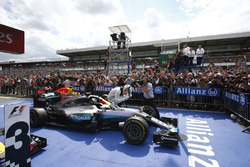 Yarış galibi Lewis Hamilton, Mercedes AMG F1 W07 Hybrid, parc ferme